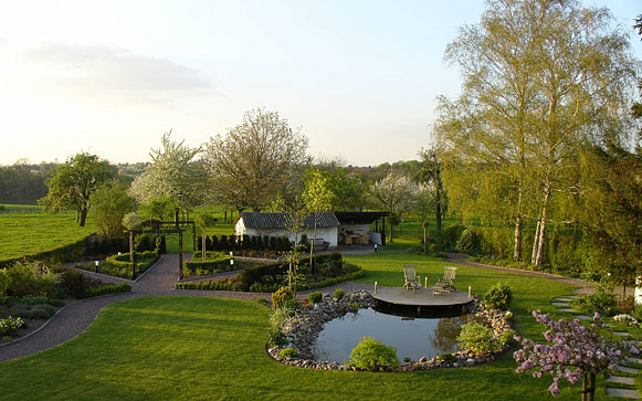 The garden is surrounded by pasture, bordering the Savelsbos - 240 hectares of woodland